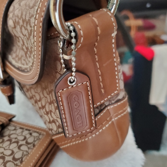 Coach Hand Bag with matching wallet - Picture 4 of 9